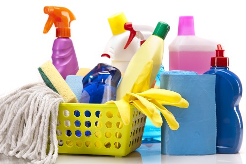 Bathroom cleaning for tenancy end inspection in Harringay